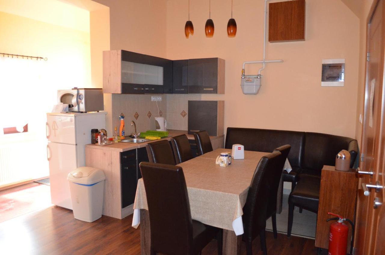 Holdfenyszallas Bed & Breakfast Szeged Exterior photo