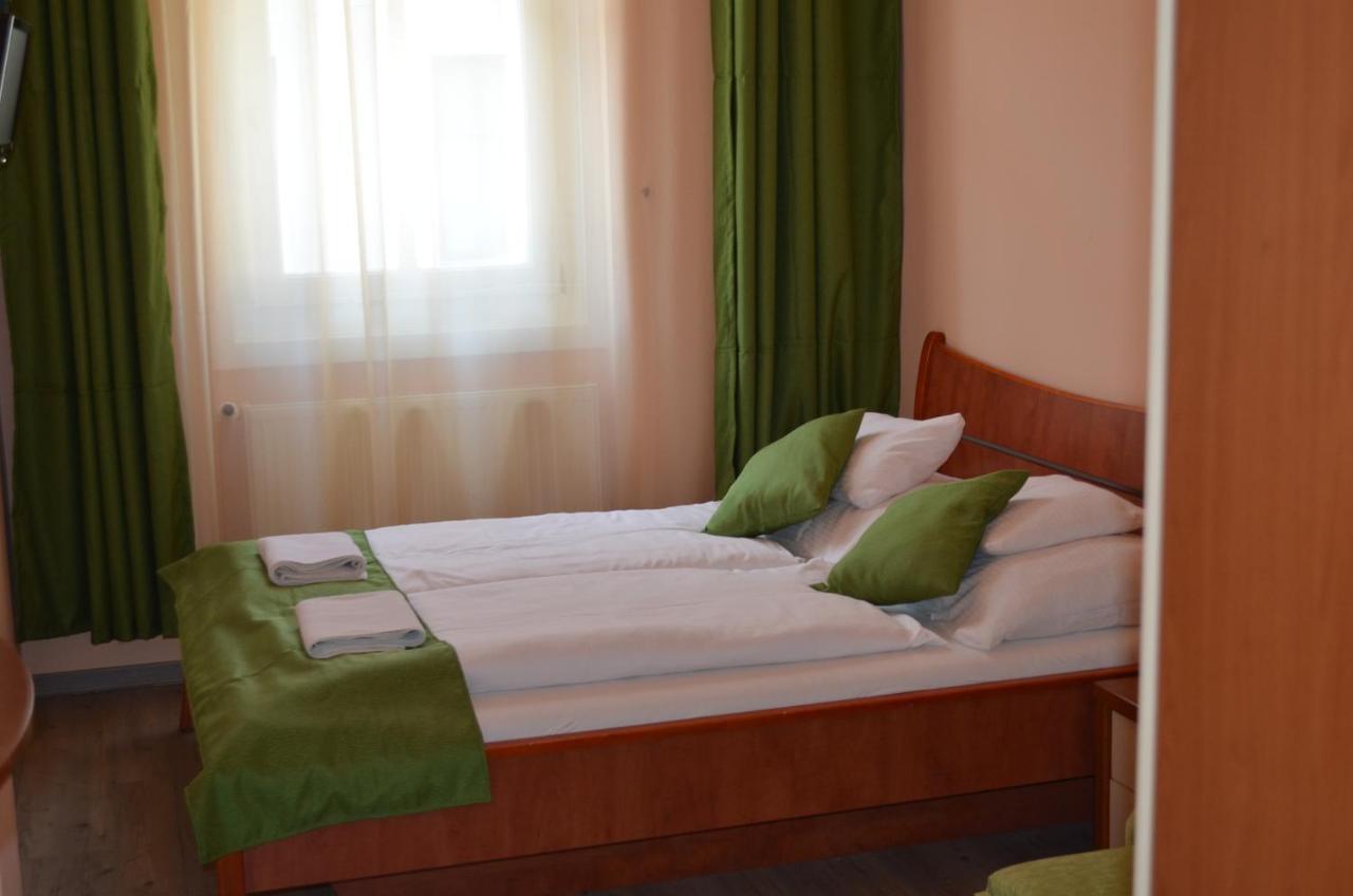 Holdfenyszallas Bed & Breakfast Szeged Exterior photo